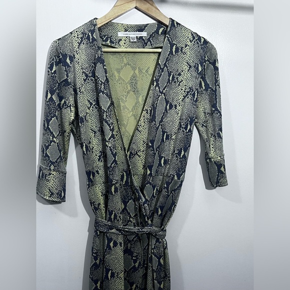 Elegant Snake Print Wrap Dress - Picture 5 of 9